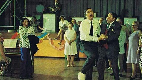 Holiday on the Buses filmas žiurėti online