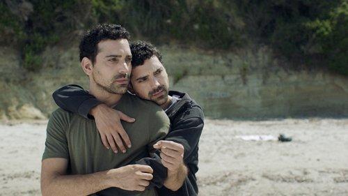 Një filxhan kafe dhe këpucë të reja veshur filmas žiurėti online