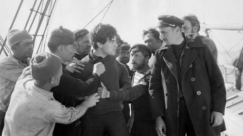 Across to Singapore filmas žiurėti online