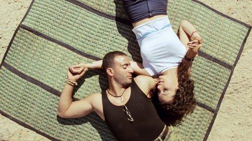 Short and Shirt and Cap filmas žiurėti online