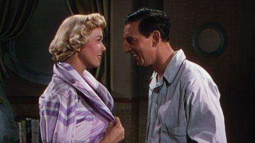 April in Paris filmas žiurėti online