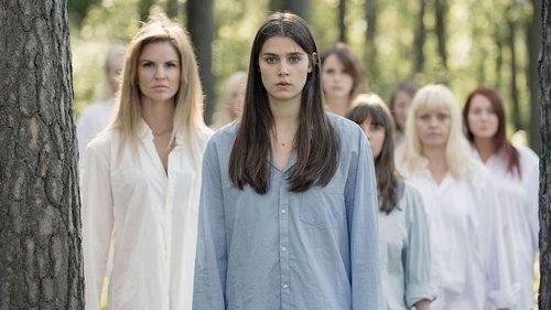 Women in Oversized Men's Shirts filmas žiurėti online