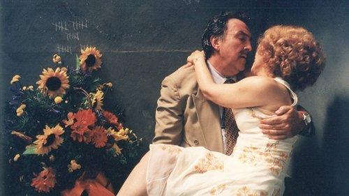 Esmeralda Comes by Night filmas žiurėti online