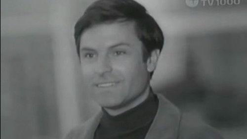 In Front of a Closed Door filmas žiurėti online